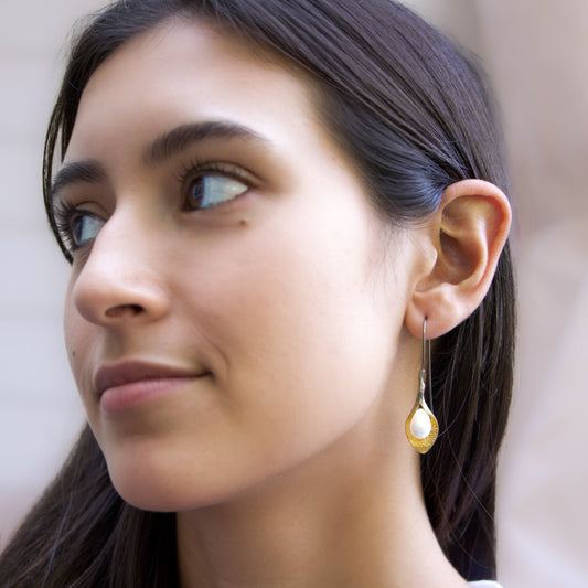 Calla Lily Pearl Earrings
