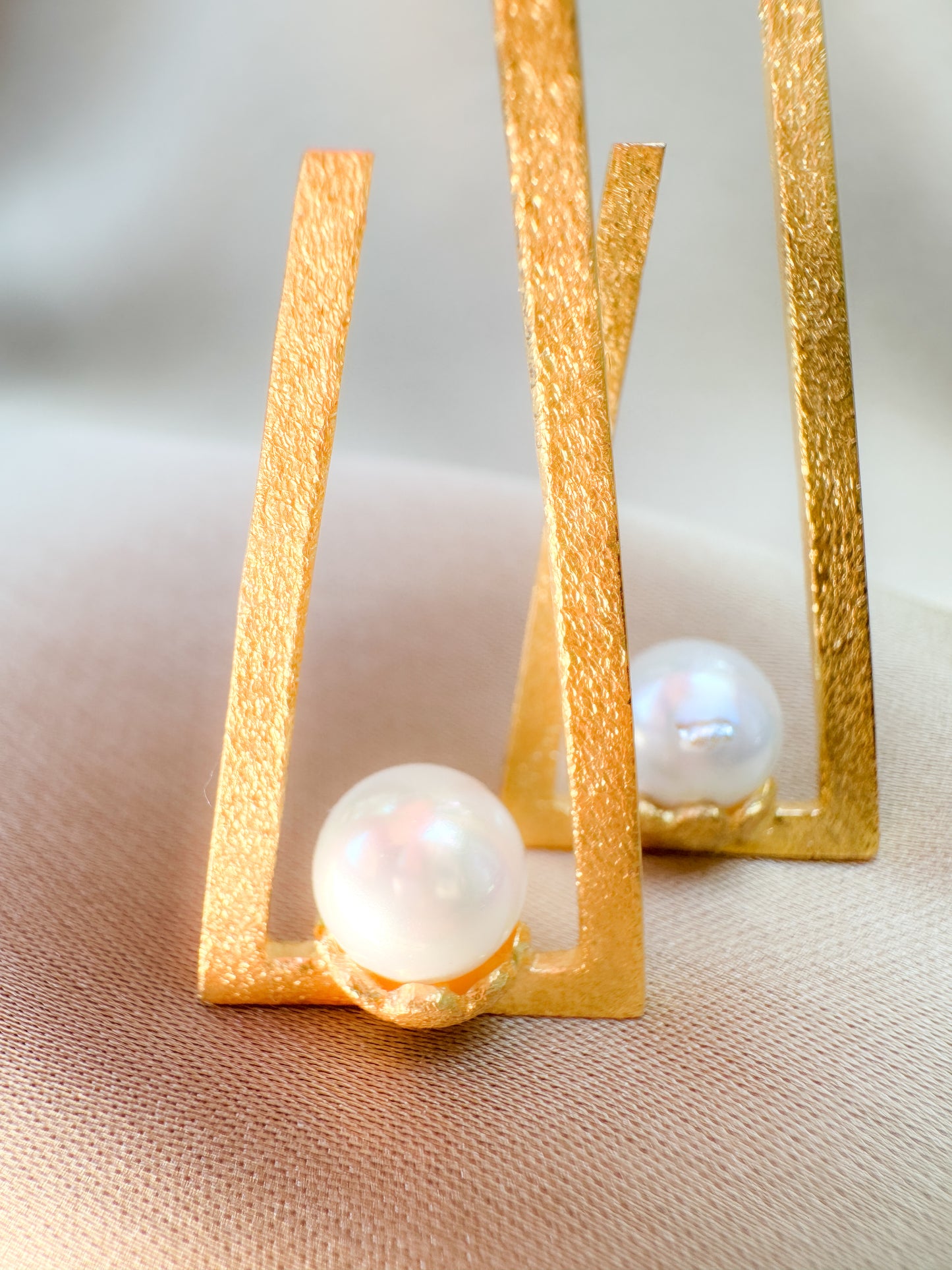 Pearl Angle Earring in gold