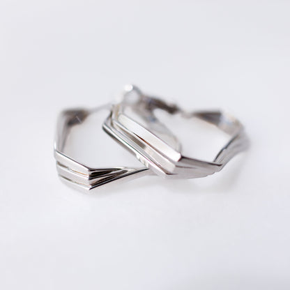 Layered Geometric Hoops