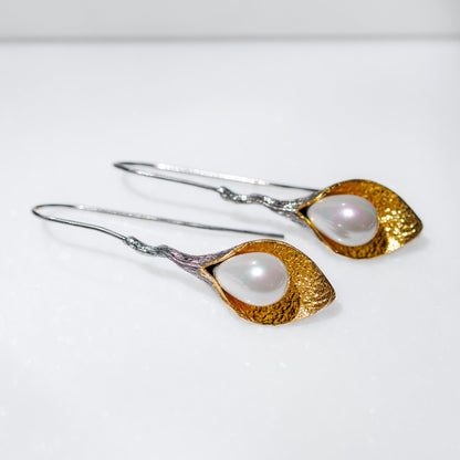 Calla Lily Pearl Earrings
